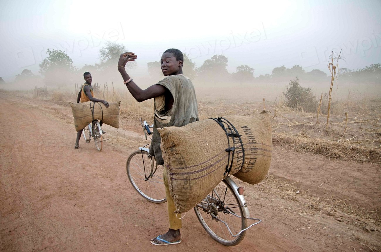 Habitantes de la commune sur la piste du marché hebdomadaire d'Oréfondé