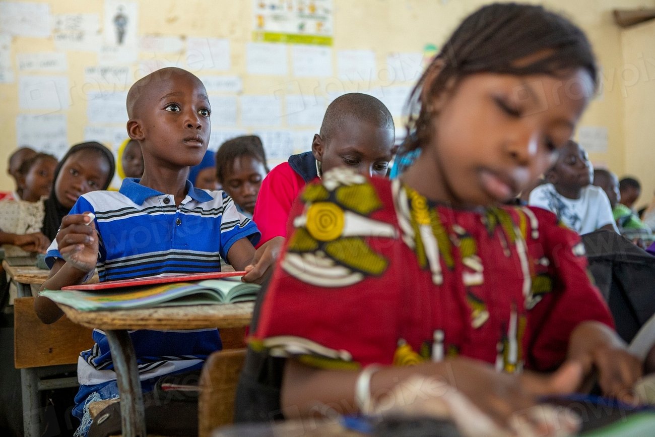 Enfants réunis dans une salle de classe sénégalaise avec leur enseignante