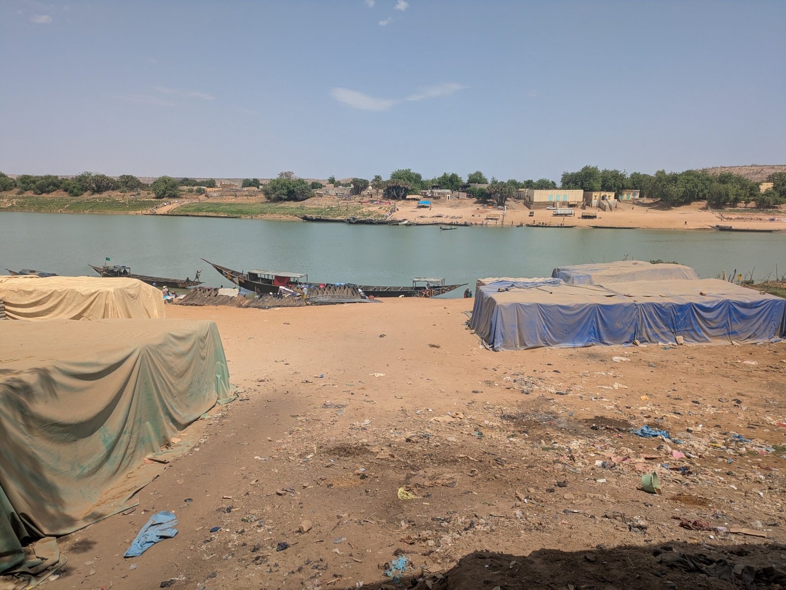 Pirogues amarrées sur les berges du fleuve Sénégal à Bakel, dans la vallée du Fouta-Toro
