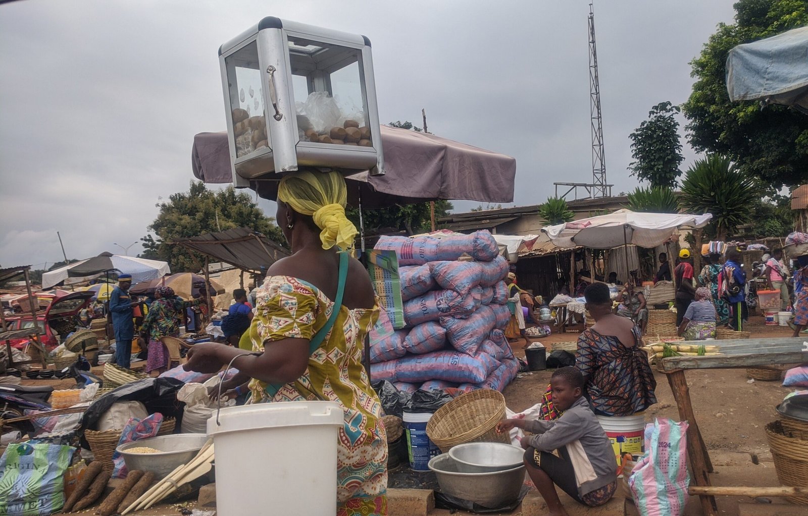 Étals colorés et vendeuses sur un marché hebdomadaire ouest-africain